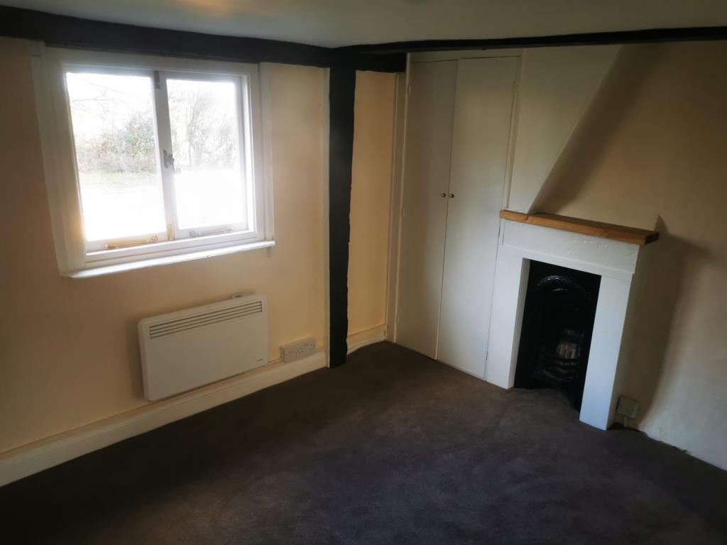 Lot: 50 - WELL PRESENTED MID-TERRACE COTTAGE - 